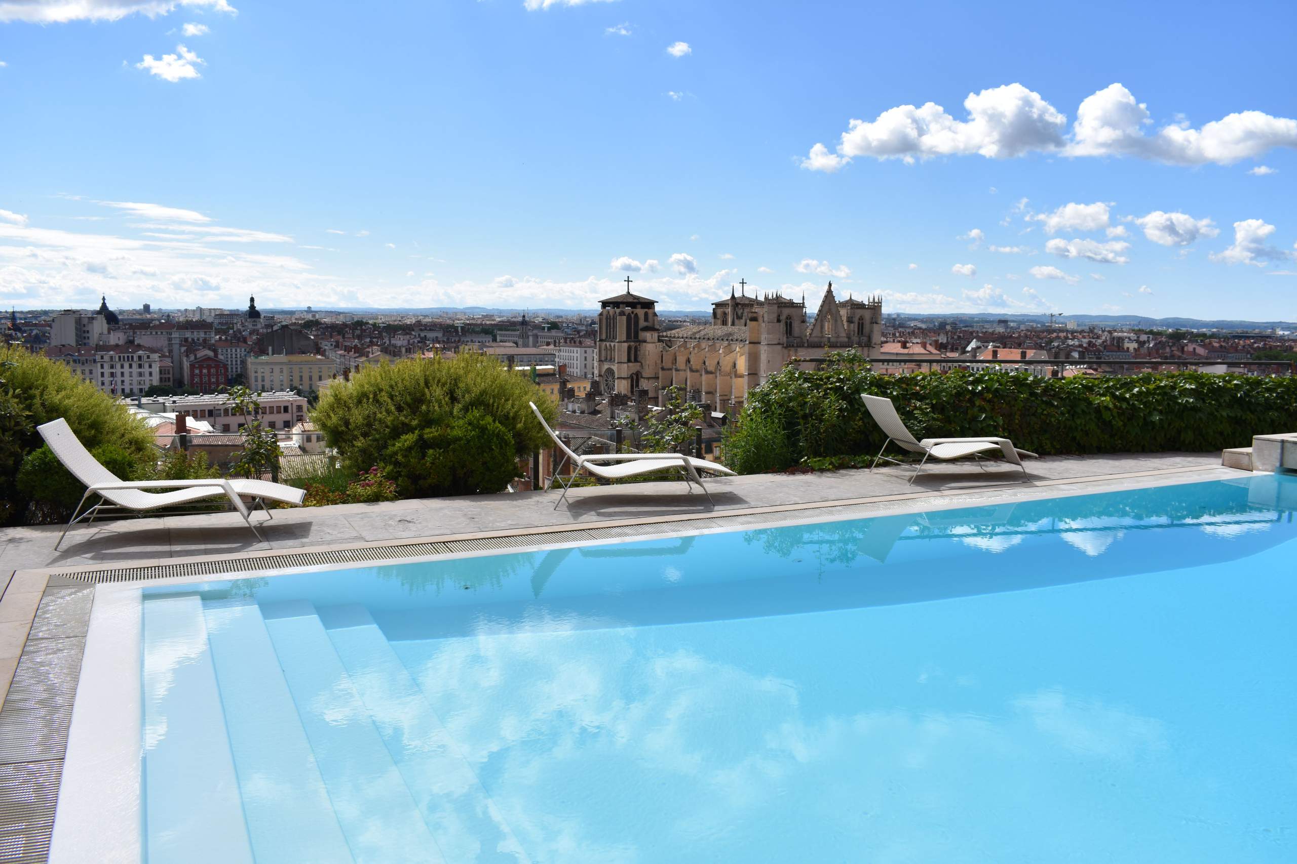 Piscine extérieure de La Villa Florentine avec vue sur Lyon